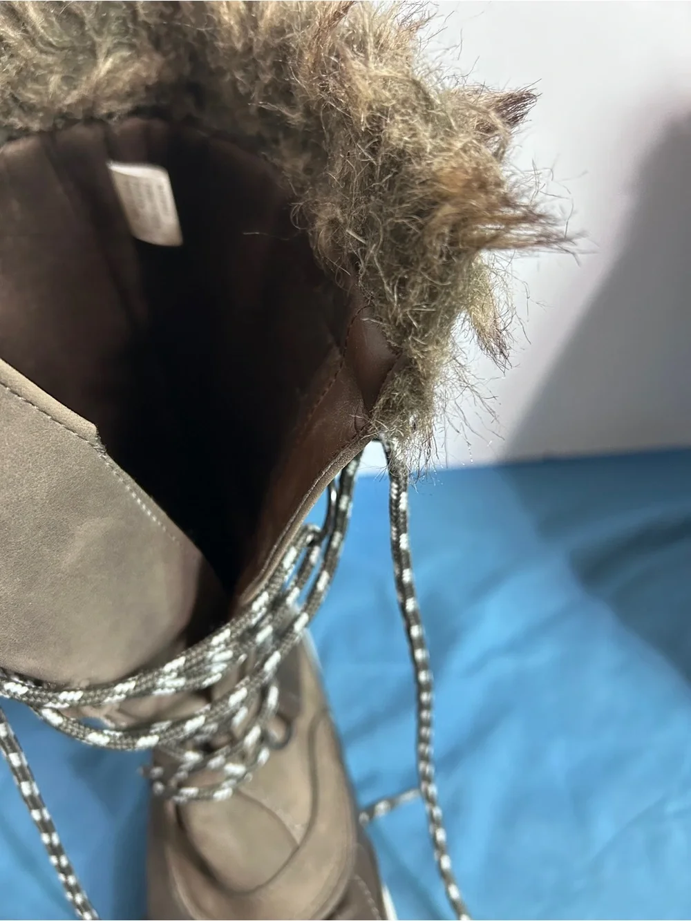 Women’s size large 8/9 Brown Faux-Fur Trim Tall Winter Lace-Up Boots